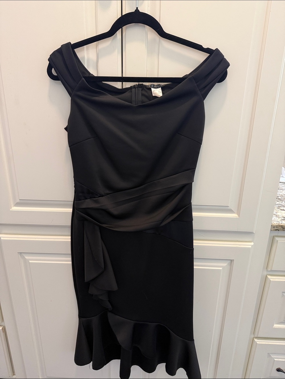 VENUS Black One-Shoulder Cocktail Dress with Ruffle Hem